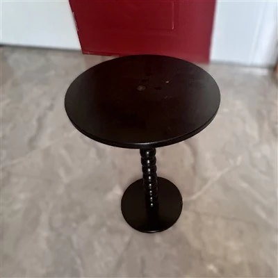 Masă rotundă neagră din lemn