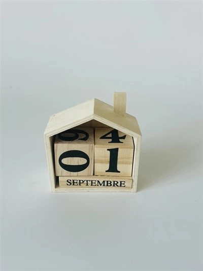 Calendar din lemn