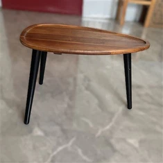 Masa de sufragerie din lemn cu trei picioare